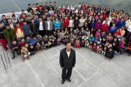Người đàn ông có 39 vợ và 127 con cháu sống chung nhà