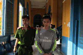 Hiếp dâm bé gái 10 tuổi, bị bắt gặp vẫn cố làm