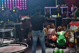 Nữ tiếp viên ngừng nhảy nhót khi cán bộ vào kiểm tra quán bar