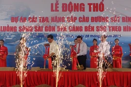Cầu đường sắt Bình Lợi mới nằm 'im ru' sau một năm động thổ