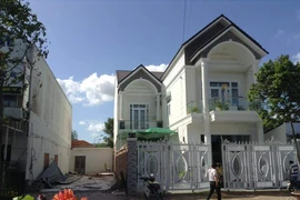 Cương quyết đòi tháo dỡ biệt thự bạc tỉ 'mọc nhầm chỗ'