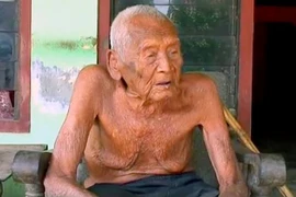 'Bia mộ được khắc sẵn vẫn giữ năm 1992, cách đây 24 năm'