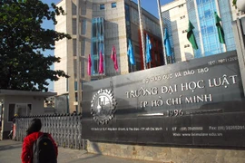 Cựu sinh viên luật lên tiếng vụ 'photo giáo trình' 