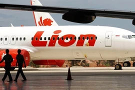 Máy bay Indonesia bổ nhào xuống biển ở góc dựng đứng