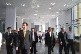 Thủ tướng đến tham quan Trung tâm hành chính Bình Dương