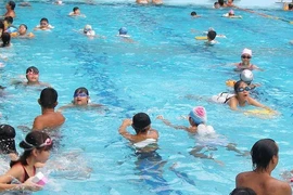 4 lưu ý của bác sĩ da liễu khi đi bơi mùa nắng nóng
