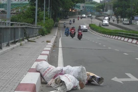 Những bao xà bần nguy hiểm