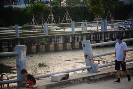 Trẻ em vô tư chơi đùa bên bờ kênh không rào chắn