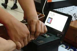 Người dân làm thủ tục cấp CCCD tại trụ sở Công an quận Gò Vấp. Ảnh: NGUYỄN TÂN 