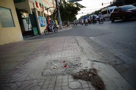 Đã bứng trụ thép nguy hiểm trên vỉa hè