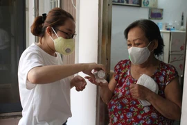 Phòng chống dịch COVID-19: Tặng khẩu trang, chúc nhau bình an