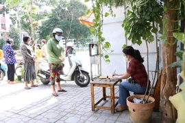 Đấu giá cây xanh phát quà hỗ trợ người lao động gặp khó do dịch COVID-19