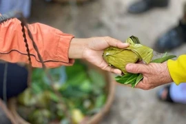 Độc đáo phiên chợ lấy lá làm tiền