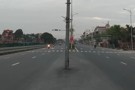 Cần sơn phản quang cột đèn này để người đi đường có thể quan sát nhận biết được vật cản từ xa