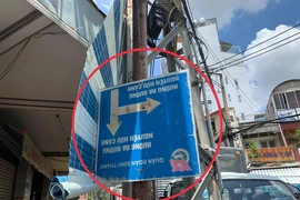 TP.HCM: Nhiều biển báo giao thông hỏng, người đi đường vất vả 
