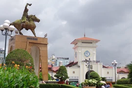 Nên làm mới hay đưa tượng Trần Nguyên Hãn về lại chỗ cũ?