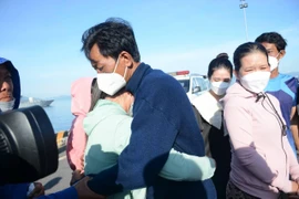 5 ngư dân Bình Thuận sống sót trở về xúc động gặp lại người thân