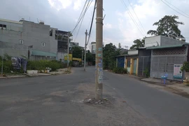 Cần di dời 2 cây trụ điện đứng giữa đường