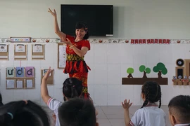 Cô Võ Thị Mỹ Dung, giáo viên Trường Mầm non Anh Đào, quận Gò Vấp (người nhận giải thưởng Võ Trường Toản năm nay) đang dạy múa cho học trò. Ảnh: NGUYỄN QUYÊN