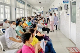 Bệnh nhân đang chờ khám bệnh tại BV Thống Nhất (TP.HCM). Ảnh: THẢO PHƯƠNG
