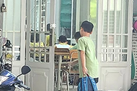 Vấn đề là làm sao để giảm tải chương trình để học sinh không còn phải học thêm. Trong ảnh: Học sinh đến lớp học thêm sau giờ học. Ảnh: NGUYỄN QUYÊN