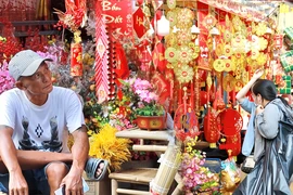 Phố bán đồ trang trí tết lớn nhất TP.HCM: Tiểu thương than vắng khách!