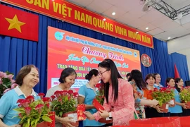 100 chậu hoa cảnh tặng Hội viên phụ nữ khó khăn vui xuân đón tết