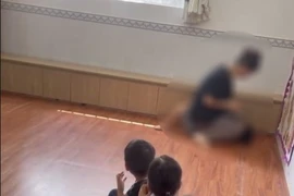 TP.HCM: Cô giáo mầm non ngồi lên người trẻ để cho ăn