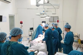 Báo động đỏ, nỗ lực cấp cứu 1 người nước ngoài bị đâm thấu ngực...