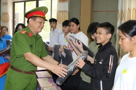 Cấp giấy tờ tùy thân, tạo điều kiện vui chơi cho trẻ có hoàn cảnh khó khăn 