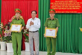 Biểu dương 2 tập thể xuất sắc vận động nhóm thanh niên giao nộp vũ khí