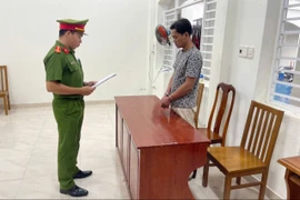 Người đàn ông tạt xăng, dọa thiêu sống bạn trai của vợ
