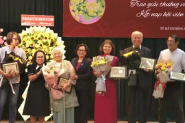 Hội Nhà văn TP.HCM vinh danh nhà văn Xuân Phượng, PGS.TS Trình Quang Phú