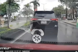 Phạt tài xế dừng xe giữa đường gây cản trở giao thông ở Quảng Trị