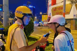 Dắt xe đi bộ để né đo nồng độ cồn thì có bị xử phạt?