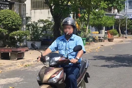 Vừa lái xe vừa hút thuốc: Có bị cấm không?