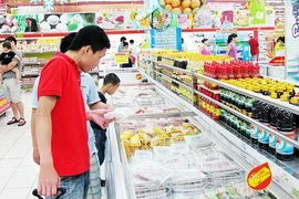 Giá cả hàng hóa tăng khiến đời sống người dân gặp khó khăn.