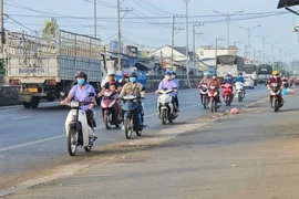 Nhiều công nhân thản nhiên chạy ngược chiều.