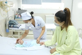 Lý do lãnh đạo TP Hải Phòng khen thưởng nữ điều dưỡng cứu sống bé bị sặc sữa