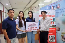 Nghệ sĩ Quyền Linh và 2 con gái hỗ trợ bà con bão lũ thông qua báo Pháp Luật TP.HCM