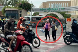 Người dân gặp khó khi đi bộ qua đường Nguyễn Thái Sơn