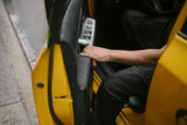 Khách hàng mở cửa xe gây tai nạn: Ai phải chịu trách nhiệm?