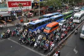 Sử dụng điện thoại khi dừng đèn đỏ, có bị phạt?