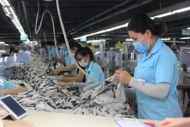 Doanh nghiệp có được thưởng Tết bằng hàng hoá tự sản xuất?