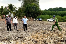 Chủ tịch UBND huyện Tánh Linh kiểm tra vị trí mà PLO đã phản ánh