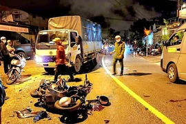 Chạy tốc độ cao tông vào xe tải, hai nữ sinh thương vong