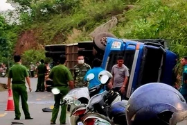 Hai người bị container lật đè chết trên đèo Con Ó