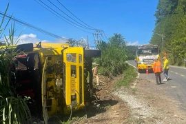 2 xe tải bị lật sau cú va chạm trên đèo Mimosa