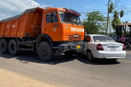 Đang chạy, xe 4 chỗ quay đầu bị xe tải tông ngang hông