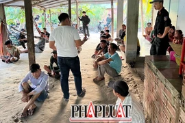 Thuê người canh đường để tổ chức đánh bạc 
